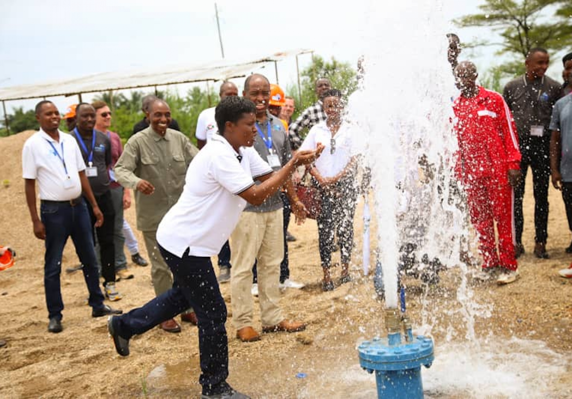 Visite de l’Ombudsman Aimée Laurentine Kanyana aux services de l’ONG AMAZI WATER