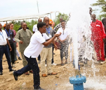 Visite de l’Ombudsman Aimée Laurentine Kanyana aux services de l’ONG AMAZI WATER