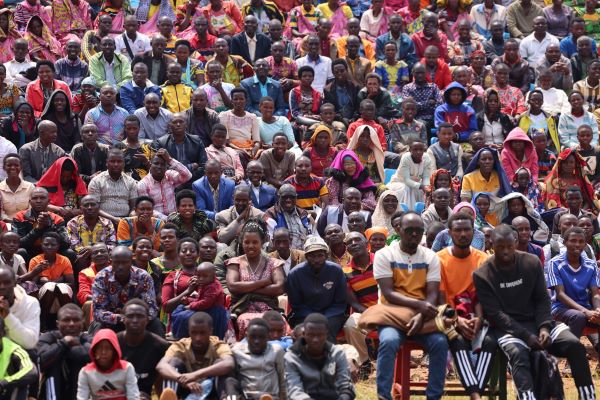 Investiture Gouverneur Butanyerera population 2 OK